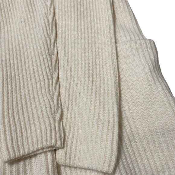 VINCE - IVORY TURTLENECK - 100% CASHMERE - FITS LIKE A MEDIUM -  B18 - Picture 8 of 8